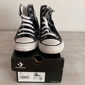 Boys high top converse sneakers 👟